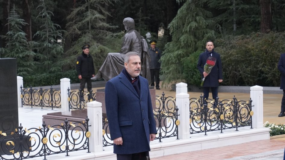 Türkiyənin xarici işlər naziri Ulu Öndərin məzarını, Şəhidlər xiyabanını və “Türk şəhidliyi” abidəsini ziyarət edib