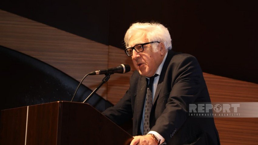 Yazıçı Anar: "AYB İlham Əliyevin prezidentliyə namizədliyini dəstəkləyir"