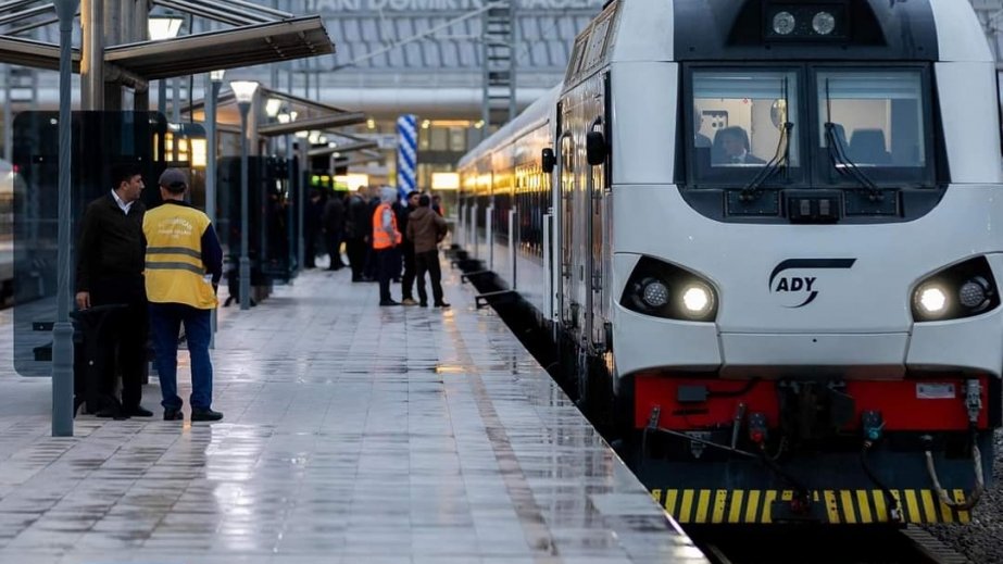 ADY: Güclü külək qatarların hərəkət qrafikindən çıxmasına səbəb olub