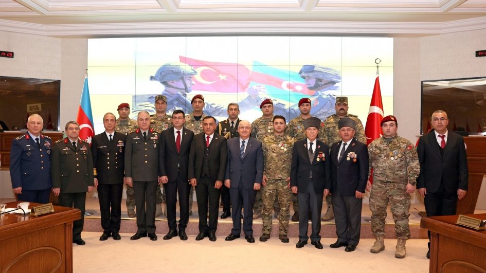 Türkiyənin milli müdafiə naziri Azərbaycanın Vətən müharibəsi iştirakçıları ilə görüşüb
