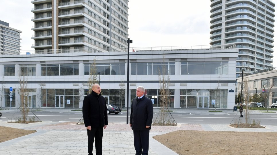 Prezident İlham Əliyev Bakı Ağ Şəhərin Mərkəzi Park Kvartalında tikinti, abadlıq işləri və Ofis binasında yaradılan şərait ilə tanış olub (FOTO)