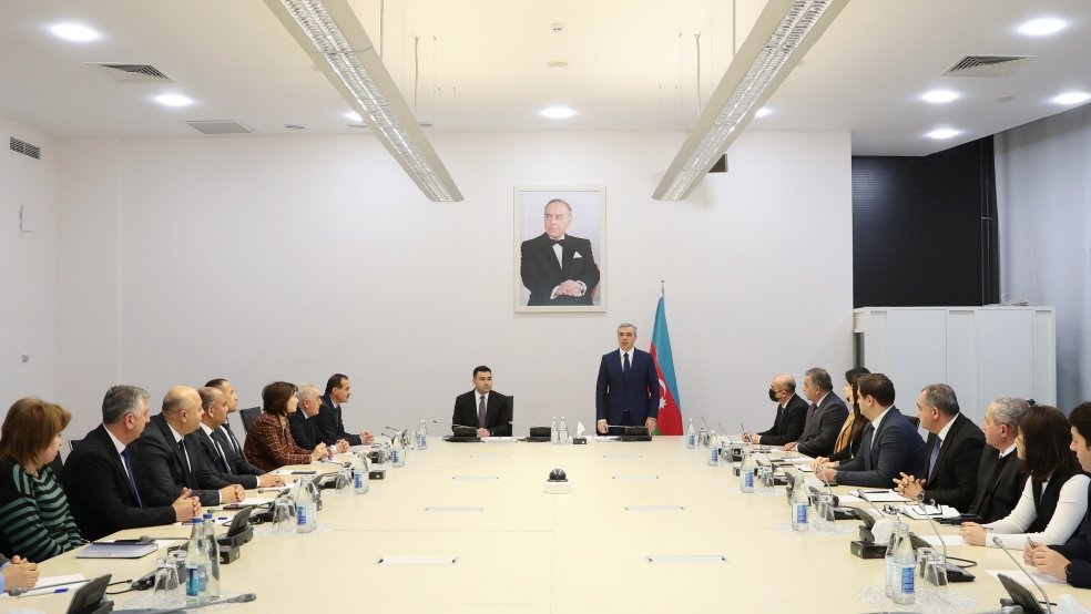 Prezident Administrasiyasının rəhbəri Samir Nuriyev Dənizkənarı Bulvar İdarəsinin İdarə Heyətinin yeni sədrini kollektivə təqdim edib