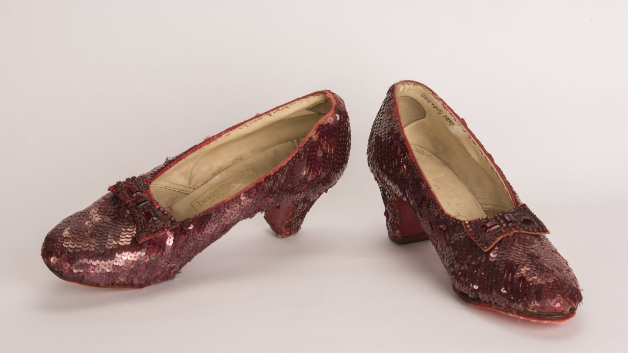 ‘Oz Büyücüsü’ filmindeki kırmızı ayakkabıları çalan hırsıza para cezası