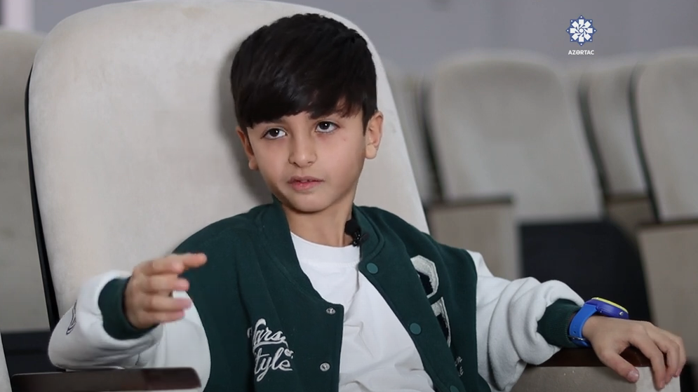 Səsi ilə məşhurlaşan Raul “Sarı gəlin” oxudu