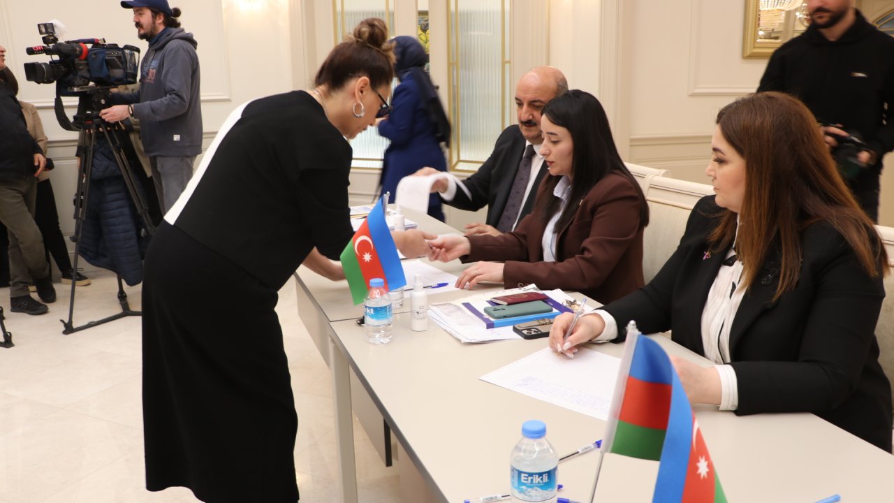Azerbaycan'daki cumhurbaşkanı seçimi için Türkiye'deki seçmenler oy kullandı