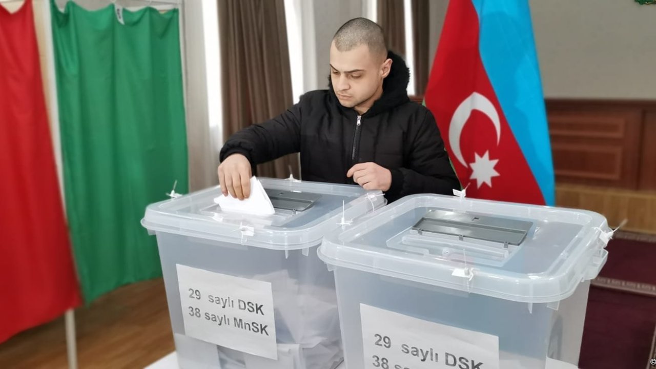 Baku detention center sees voter activity (PHOTO)