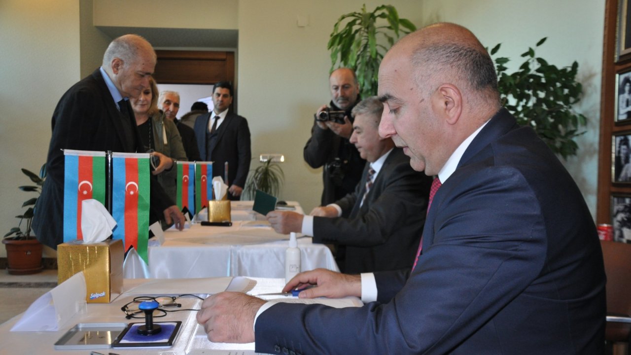 Azerbaycan'daki cumhurbaşkanı seçimi için Türkiye'deki seçmen Kars'ta sandık başına gitti