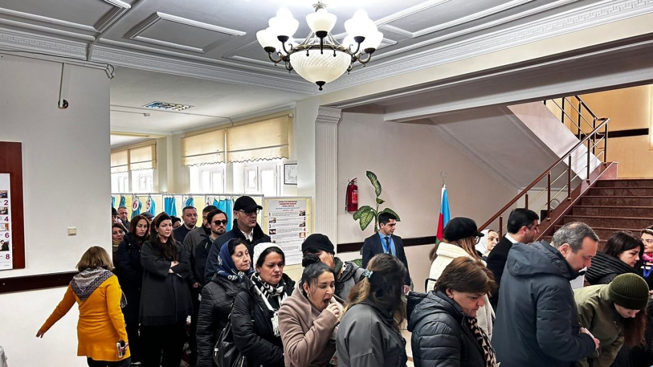 18 saylı məntəqədə seçici fəallığı müşahidə olunur (FOTO)