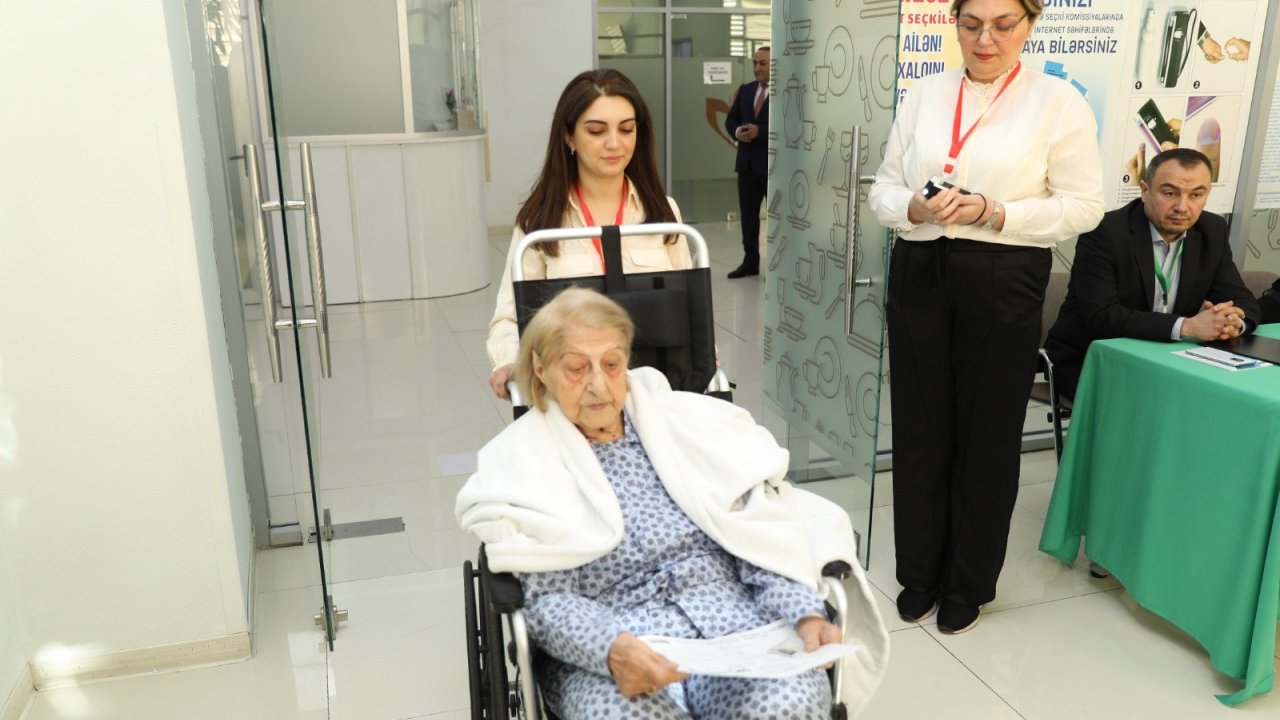 Qocaman seçicilərdən olan Fatma Səttarova səs verib (FOTO)