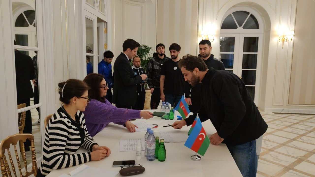 Fransada Azərbaycan vətəndaşları növbədənkənar Prezident seçkilərində səsvermə prosesində fəal iştirak edirlər (FOTO)