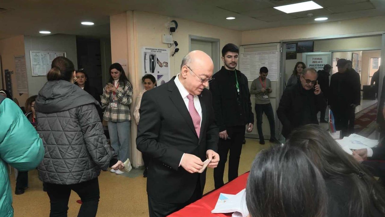 Kəmaləddin Heydərov səs verdi (FOTO)