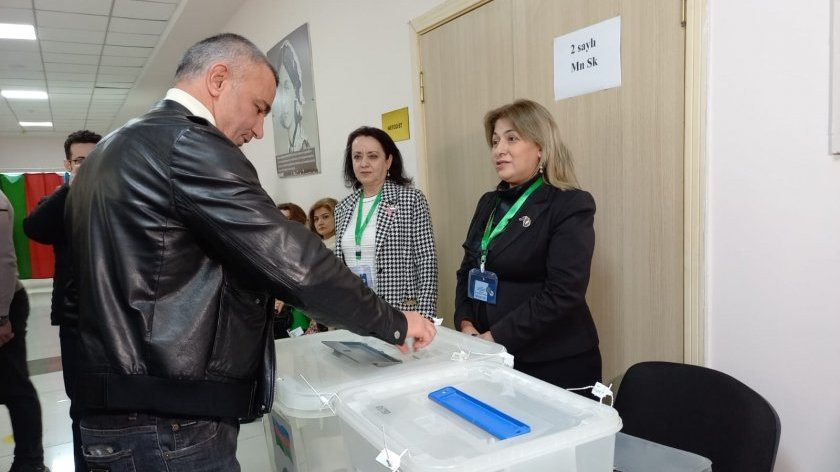 Qurban Qurbanov səs verdi (FOTO)