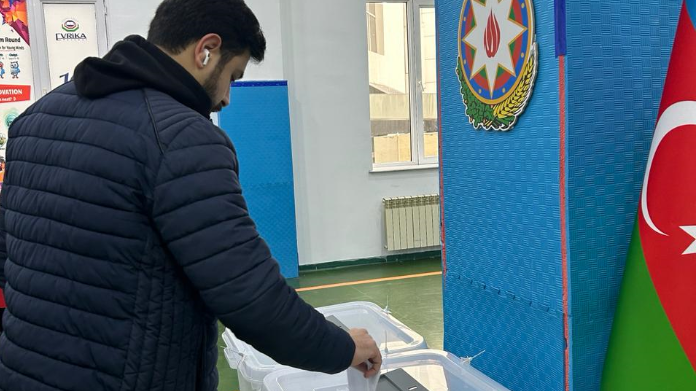 33 saylı məntəqədə seçici fəallığı müşahidə olunur (FOTO)