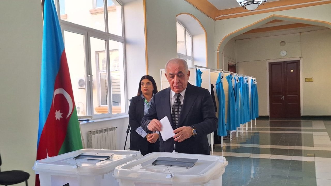 Baş nazir Prezident seçkilərində səs verdi (FOTO)