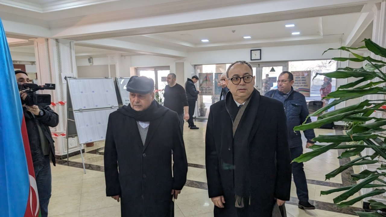 Asiya Parlament Assambleyasının üzvləri seçkiləri müşahidə etmək üçün məntəqəyə gəliblər