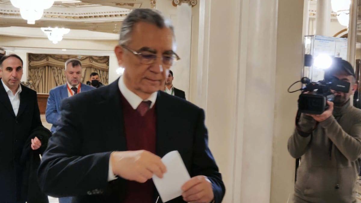 Eldar Əzizov prezident seçkilərində səsvermə hüququndan istifadə edib