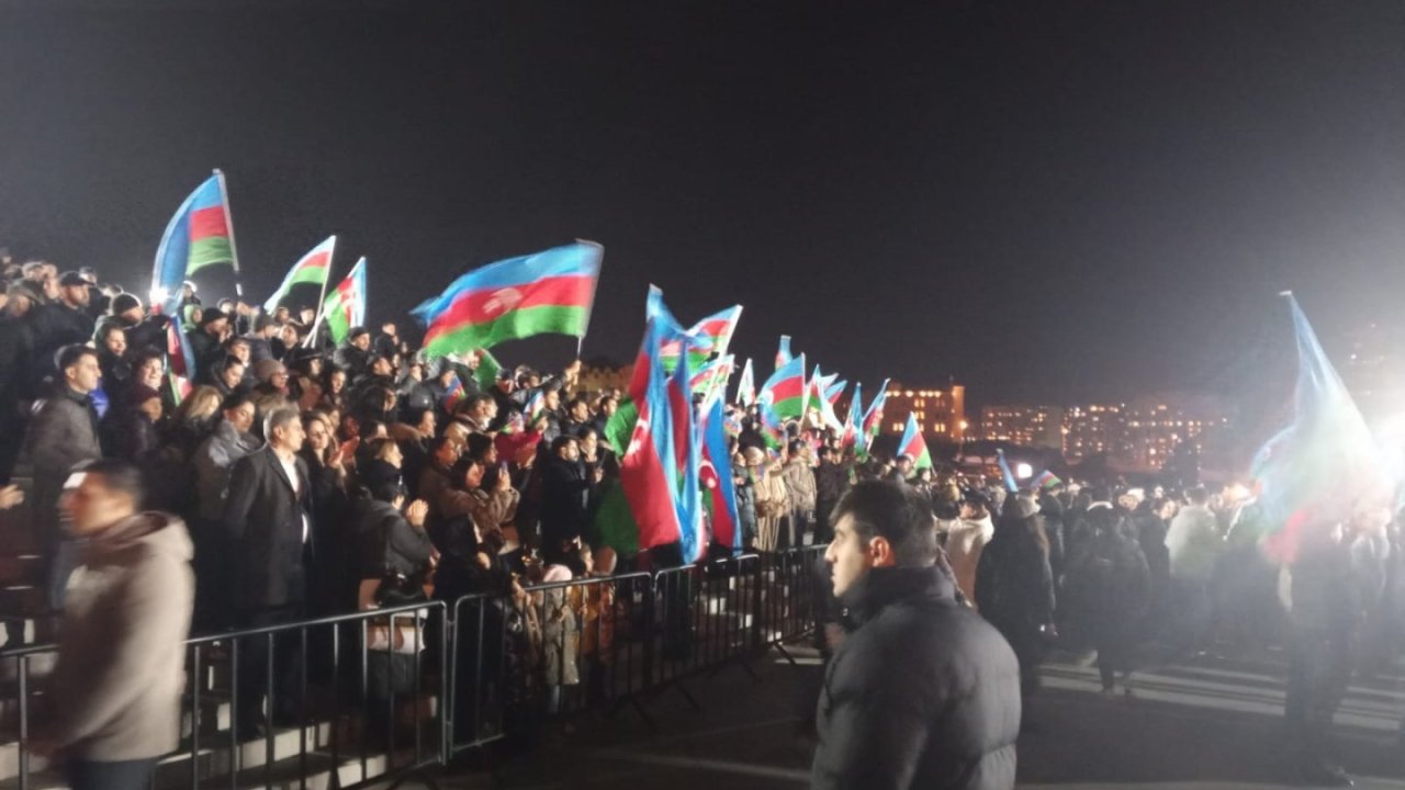 İlham Əliyevin Prezident seçkilərində qələbəsi Bakıda Heydər Əliyev Mərkəzinin parkında qeyd olunur (FOTO/VİDEO)