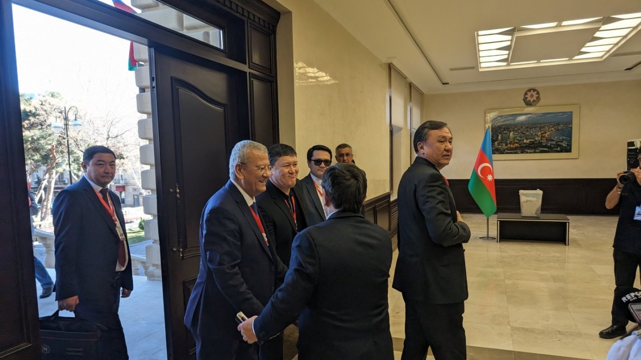 TDT-nin nümayəndə heyəti Azərbaycanda keçirilən prezident seçkilərini müşahidə etmək üçün seçki məntəqəsinə gəlib (FOTO)
