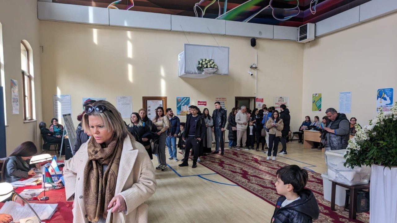 Azərbaycanda Prezident seçkilərində seçici fəallığı azalmır (FOTO)