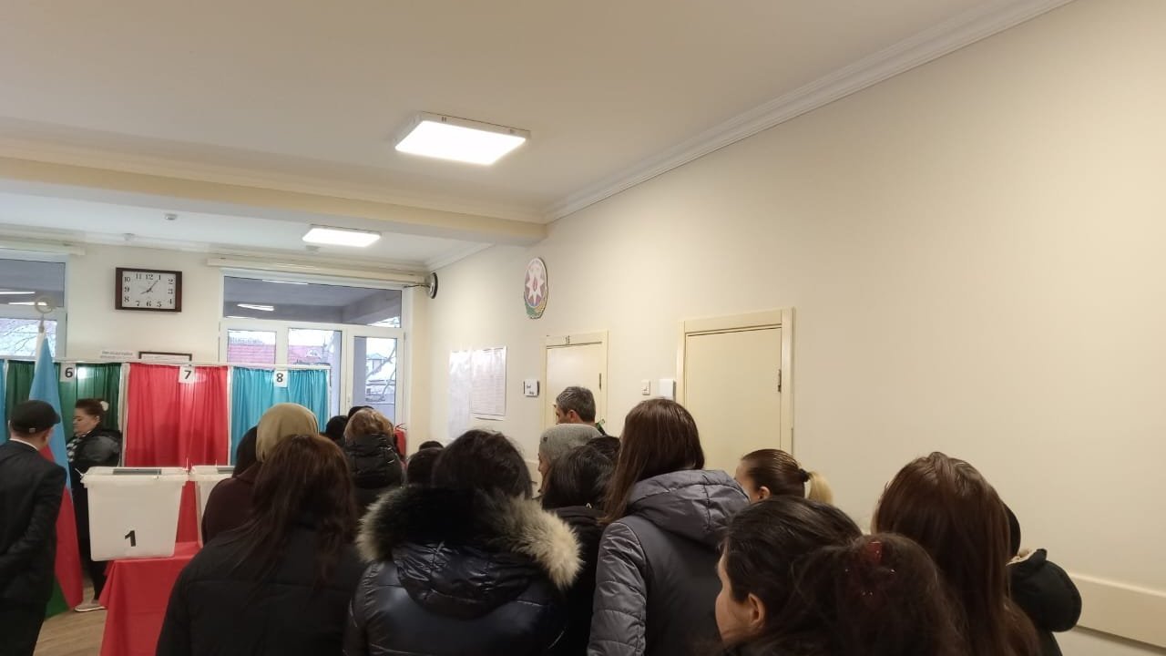 Voters of Azerbaijan's Sabunchu district of Baku actively vote in presidential election (PHOTO)