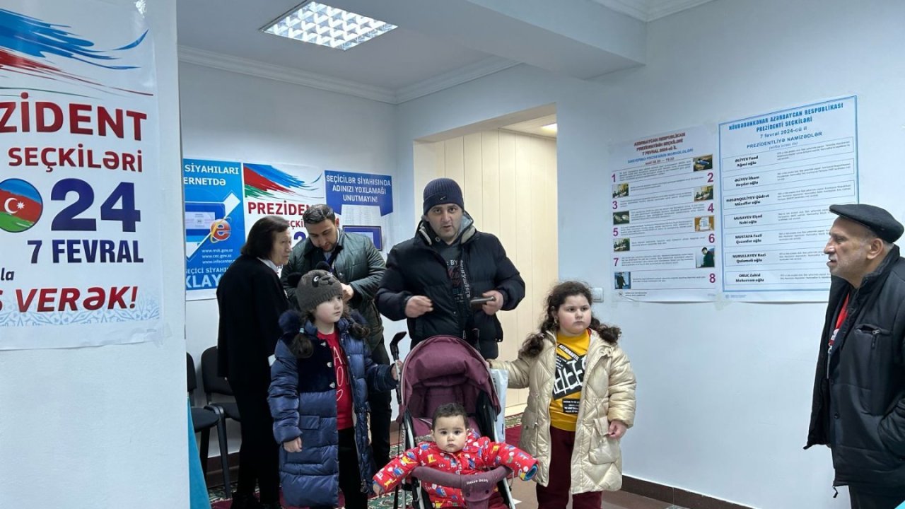 Seçicilər ailələri ilə birlikdə səsvermədə iştirak edirlər (FOTO)