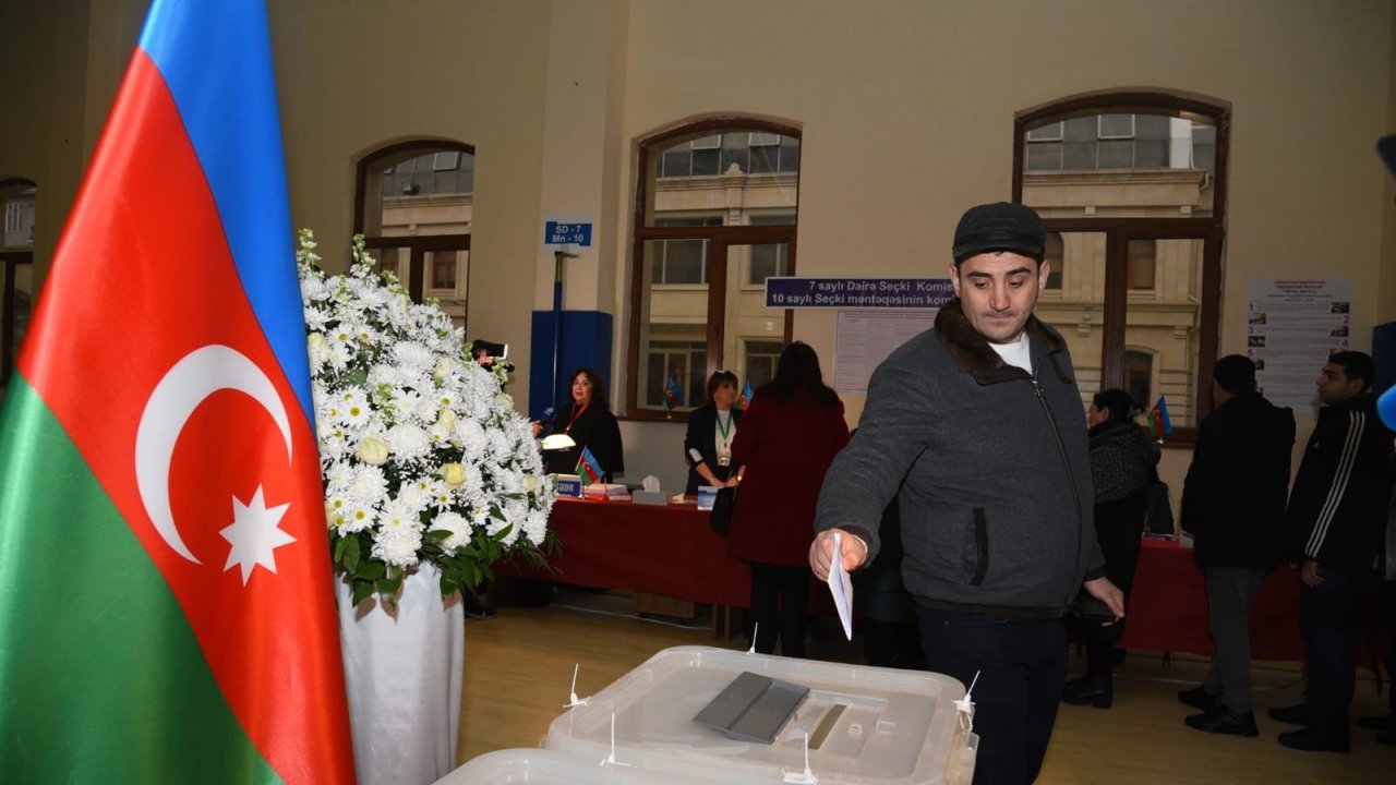 Məntəqələrdə seçici izdihamı (FOTO)