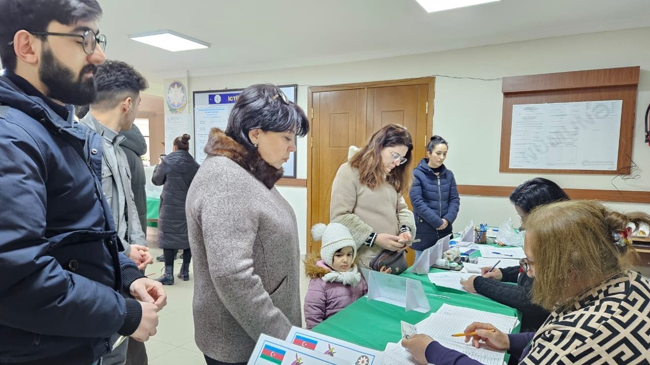 Azerbaijan's Khatai district of Baku actively voting in presidential election (PHOTO)