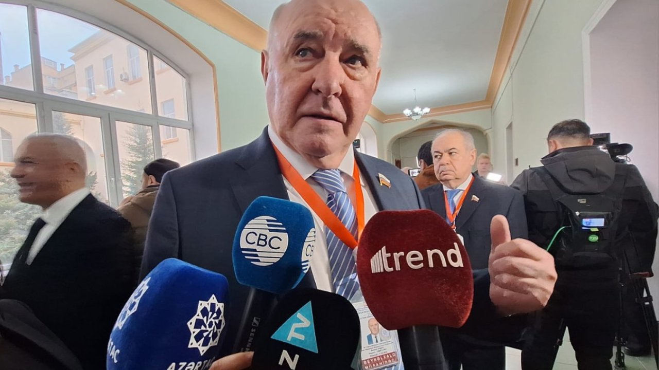 Səs vermək üçün növbəsini gözləyən insanların üzlərində təbəssüm var idi - Qriqoriy Karasin