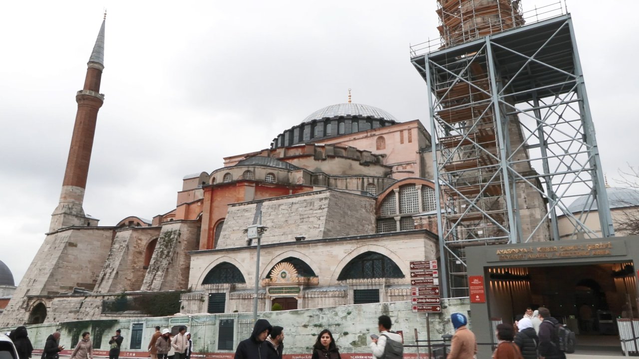 Ayasofya'da çatlak tespit edilen 2. Bayezid minaresinde çalışma