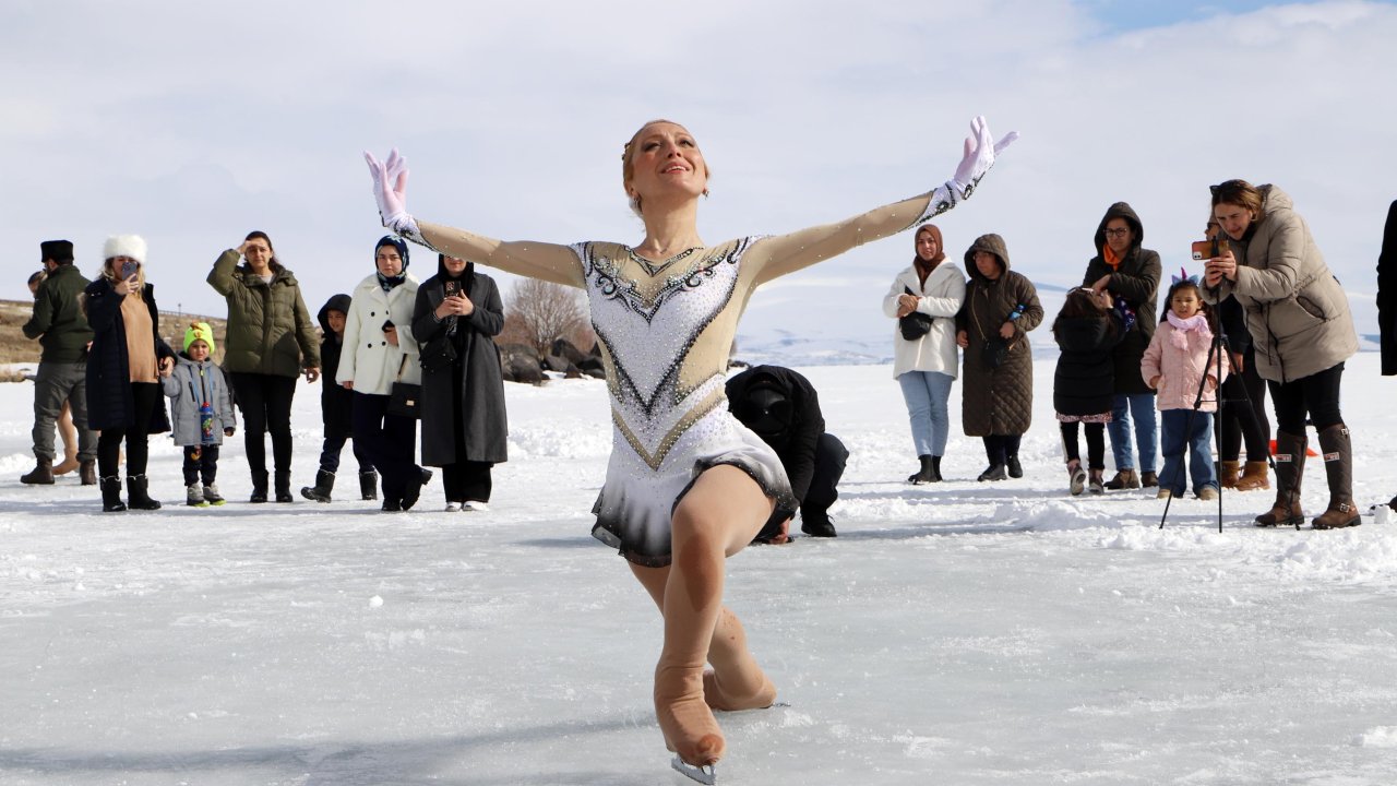 Yüzeyi buz tutan Çıldır Gölü'nde 'kurtuluş' dansı