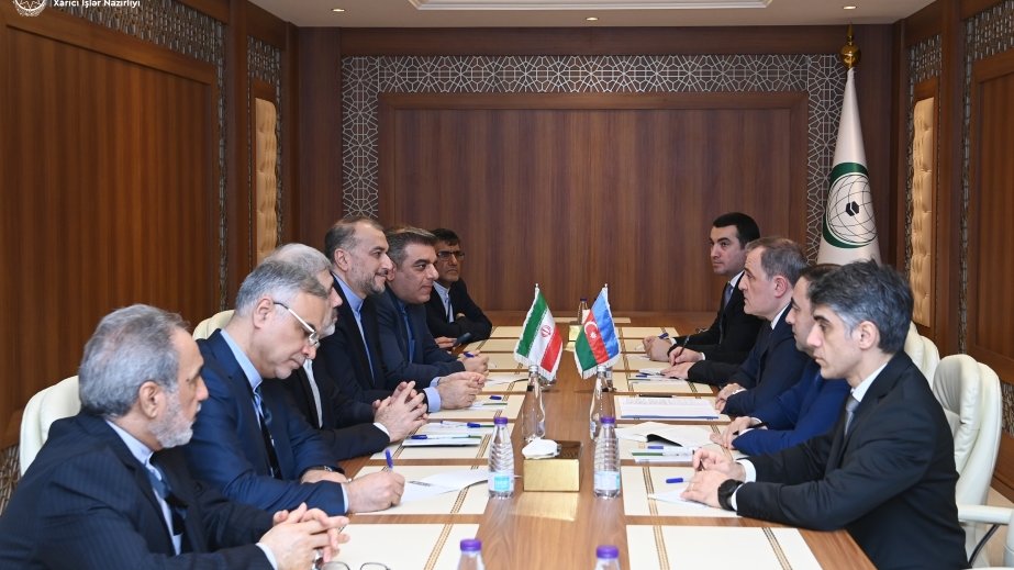 Azərbaycanın xarici işlər naziri iranlı həmkarı ilə bölgədə mövcud vəziyyəti müzakirə edib