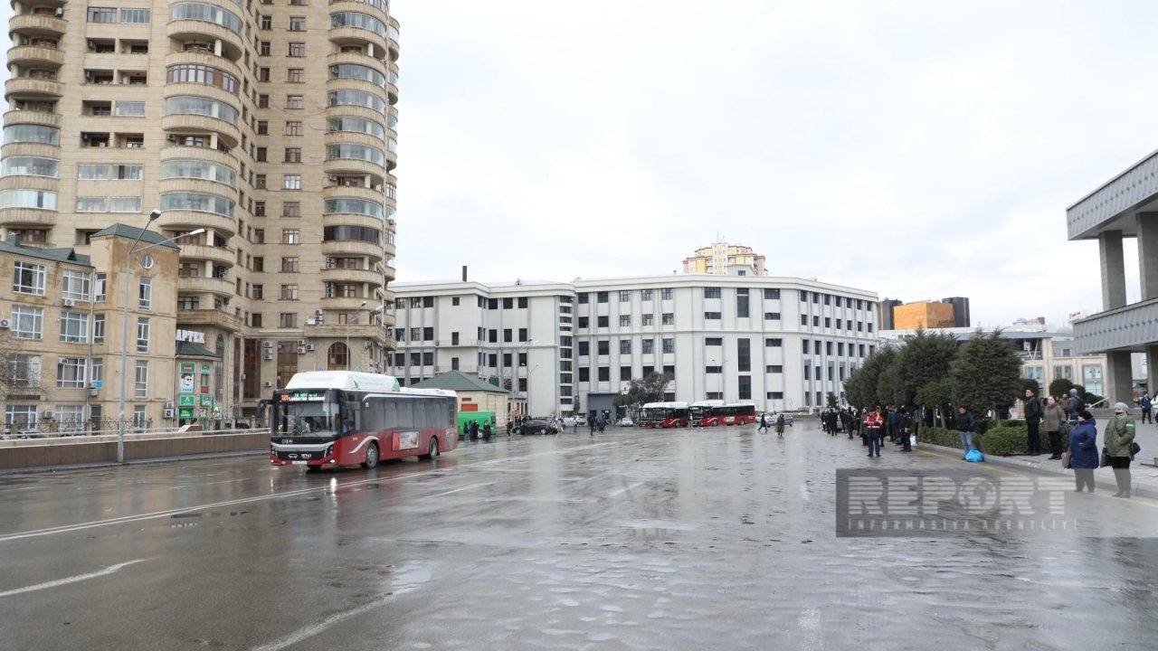 Avtomobilsiz "28 May" metrostansiyası və dəmiryolu vağzalının qarşısı (FOTO)