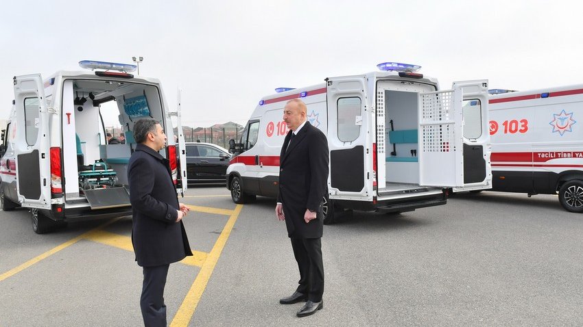 Prezident yeni alınmış müasir təcili tibbi yardım avtomobilləri ilə tanış olub