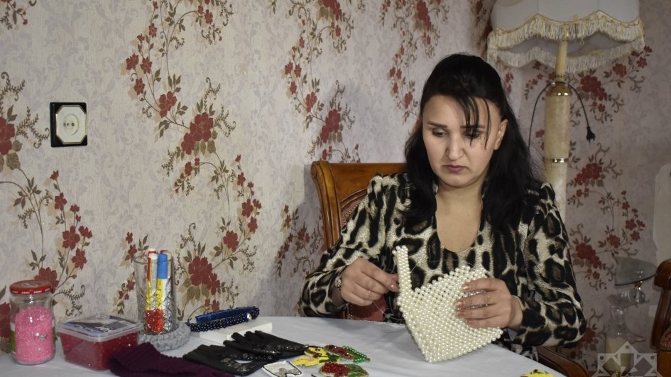 Dekorativ tətbiqi sənət ustası: İstəyimiz Qarabağın turizm bölgələrində əl işlərimizi sərgiləməkdir