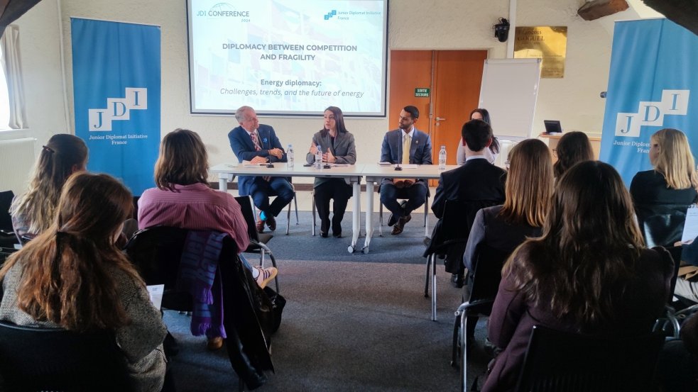 Səfir Leyla Abdullayeva Fransanın nüfuzlu universitetində Azərbaycanın enerji siyasətindən danışıb