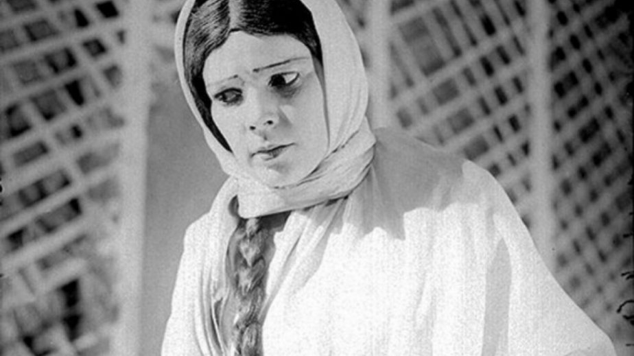 Azərbaycanda ilk peşəkar teatr təhsili görmüş aktrisa