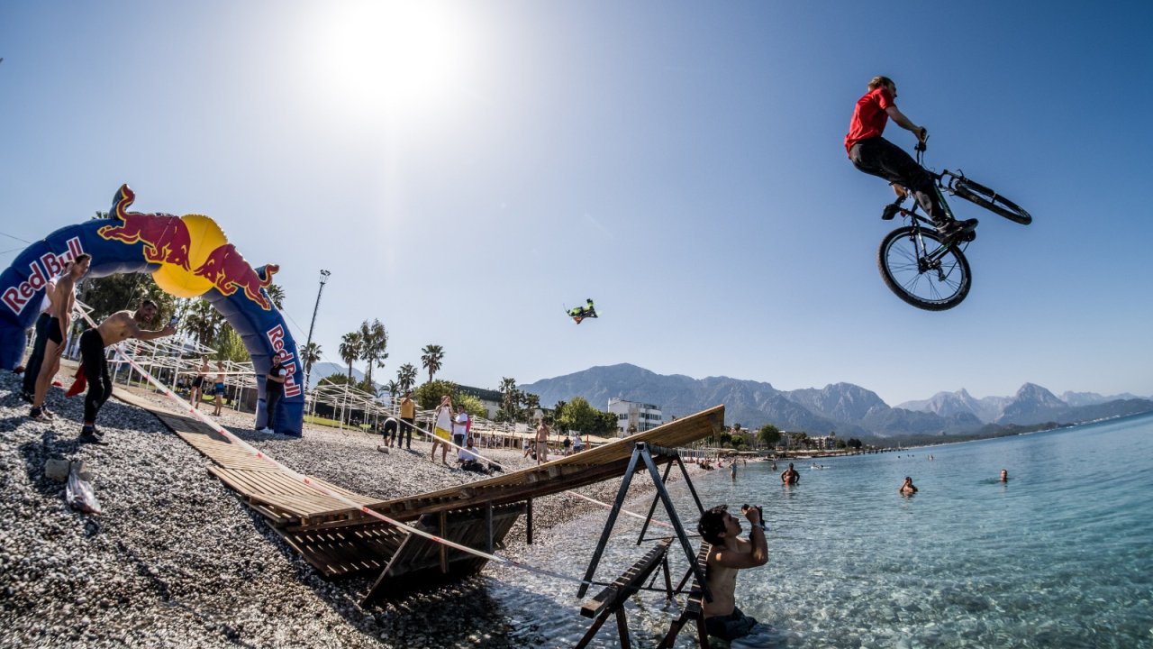 Gökyüzünden denize doğru pedal çevirecekler