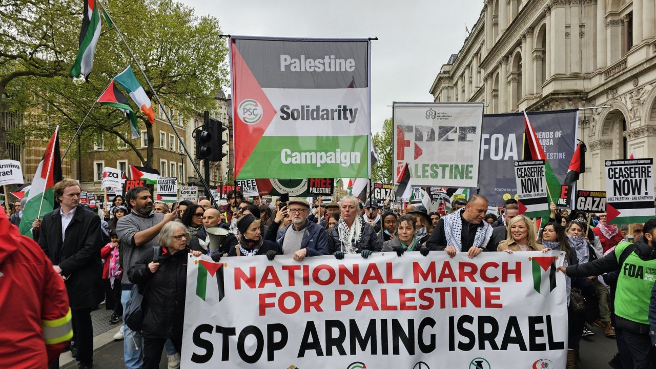 İngiltere’de Filistinlilere destek için protesto yürüyüşü düzenlendi