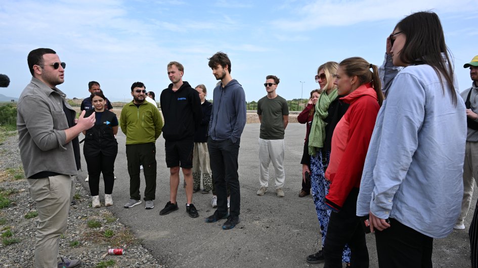 Norveçli səyyahlar Füzuli sakinləri ilə görüşüblər