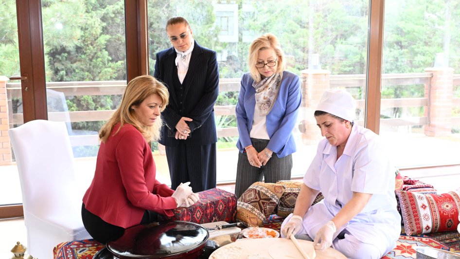 Bolqarıstanın birinci xanımı Azərbaycan milli mətbəxinin nümunələri ilə tanış olub