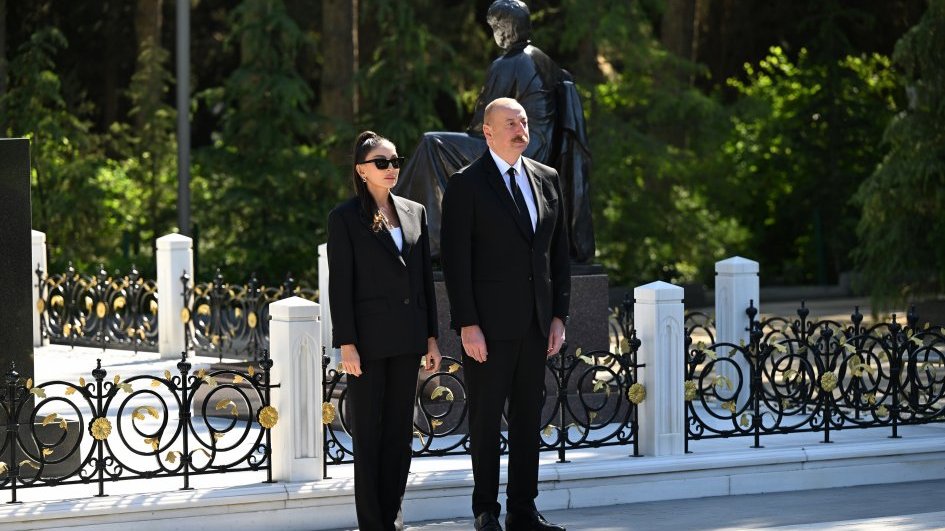 Prezident İlham Əliyev və Birinci xanım Mehriban Əliyeva Ulu Öndər Heydər Əliyevin Fəxri xiyabanda məzarını ziyarət ediblər