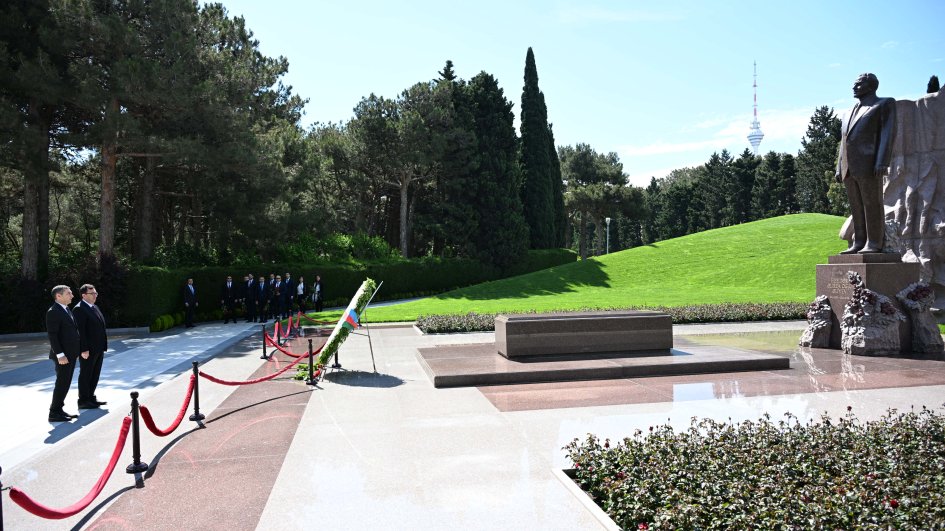 TBMM-in Baş katibinin müavini Ulu Öndərin məzarını və Şəhidlər xiyabanını ziyarət edib