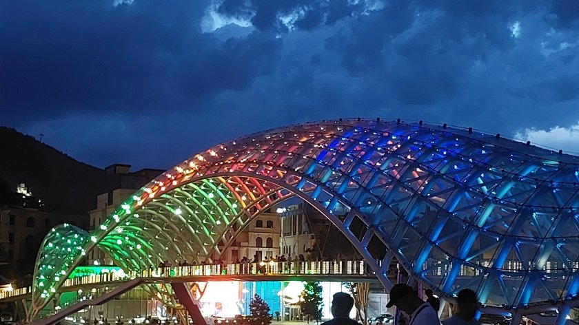 Tbilisi şəhərindəki teleqüllə və “Sülh körpüsü” Azərbaycan bayrağının rəngləri ilə işıqlandırılıb