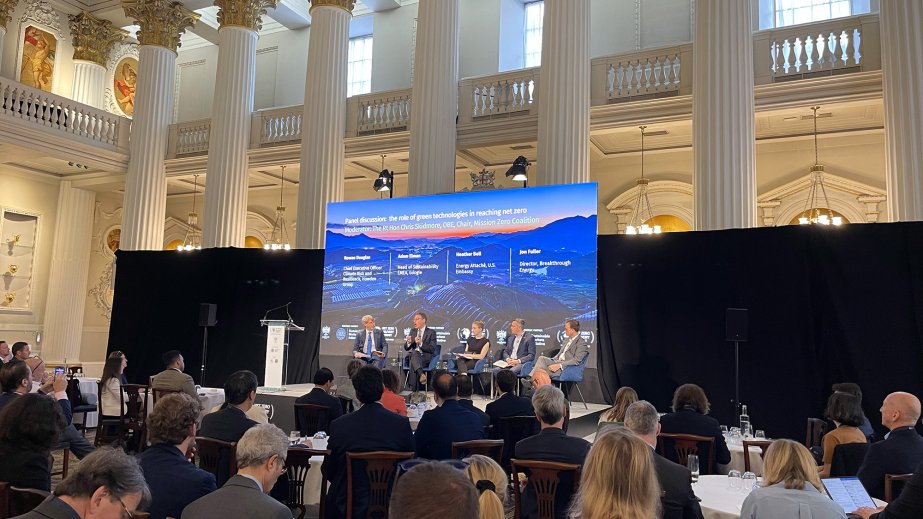 Britaniya təmiz enerji layihələrinə sərmayəni üç dəfə artırıb