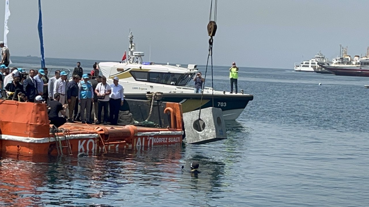 Biyoçeşitliliği artırmak için Marmara Denizi'ne 100 yapay resif bırakıldı