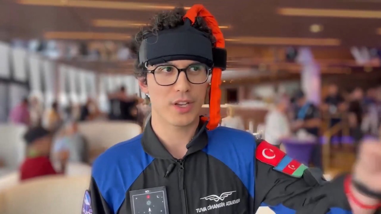 Astronot Atasever, göğsünde ‘tek millet, iki devlet’ bayraklarıyla uzaya gidiyor