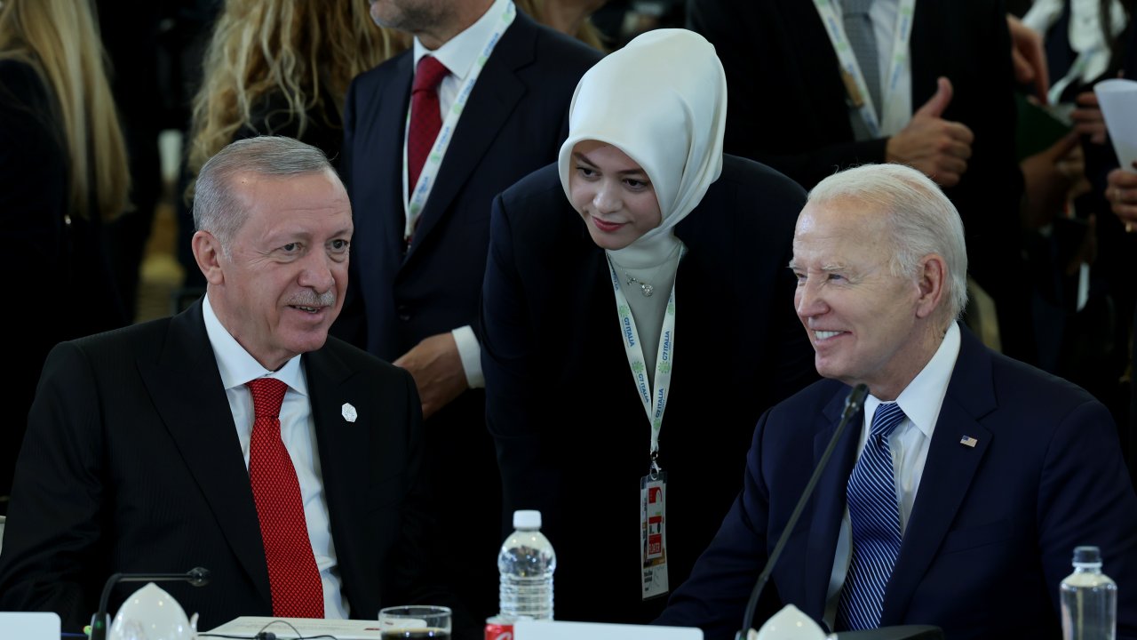 Cumhurbaşkanı Erdoğan, G7’de liderle ayaküstü sohbet etti