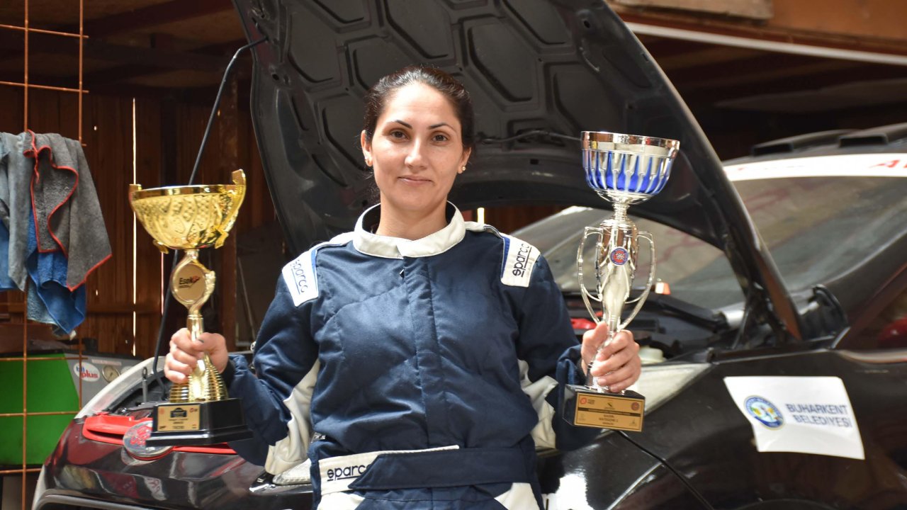 Kadın yarış pilotu, hem yarış aracı hazırlıyor hem parkura çıkıyor