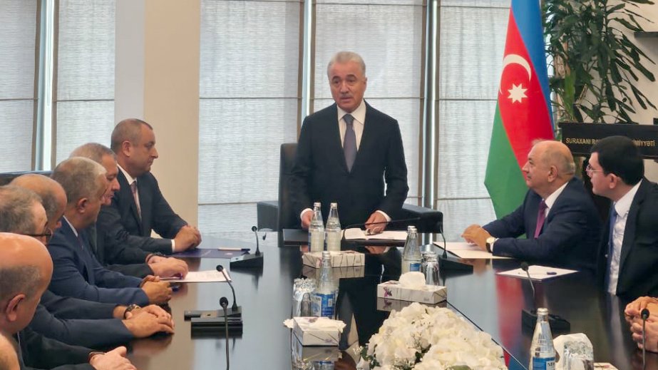 Suraxanı Rayon İcra Hakimiyyətinin başçısı kollektivə təqdim olunub