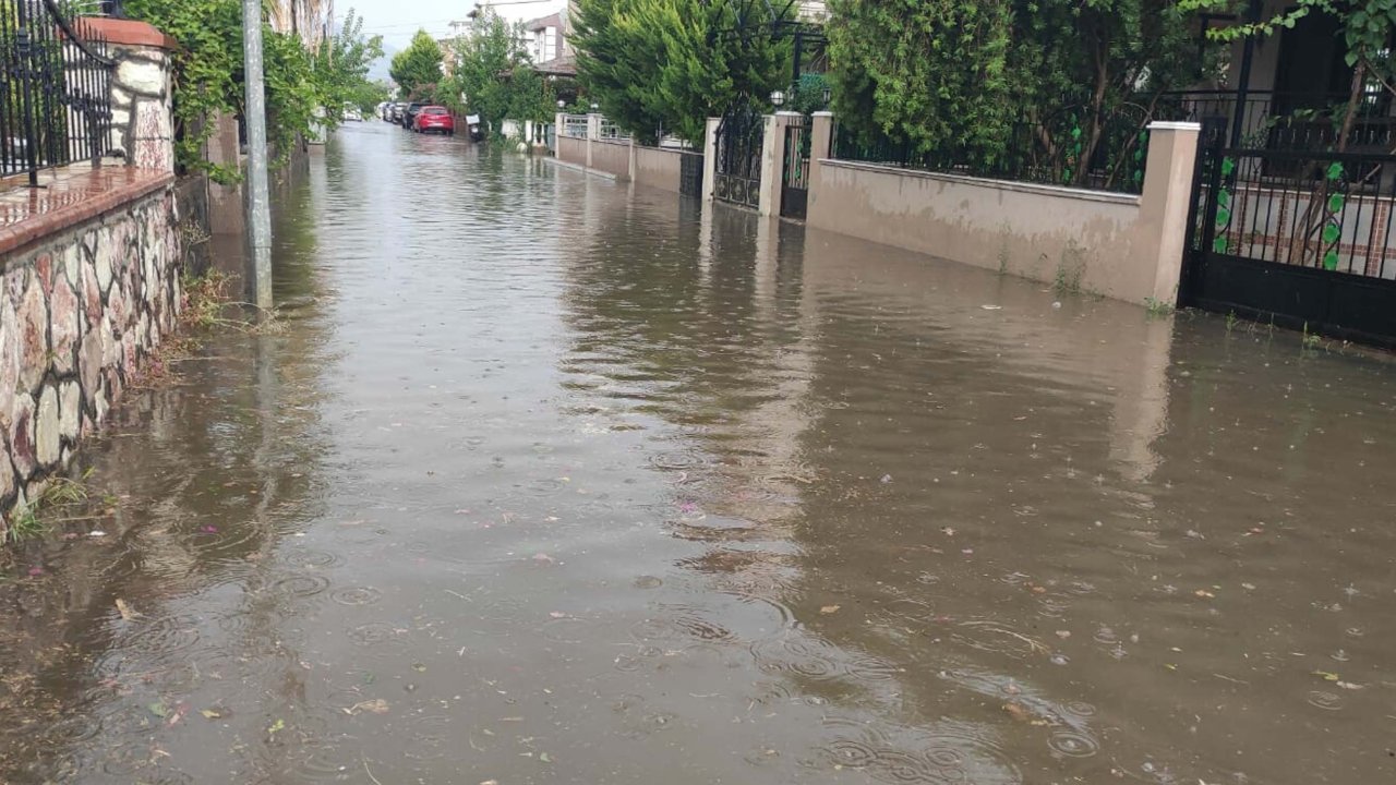 İzmir’de sağanak sırasında sokakta 2 kişinin elektrik akımına kapıldığı alanda inceleme